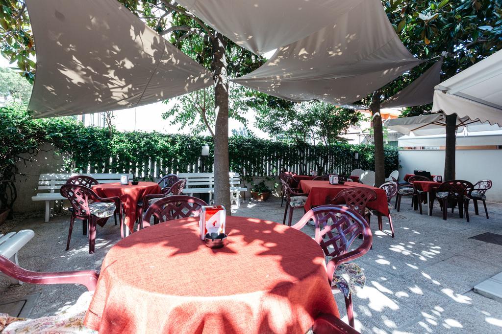 Roma Hotel Pineto Exterior photo
